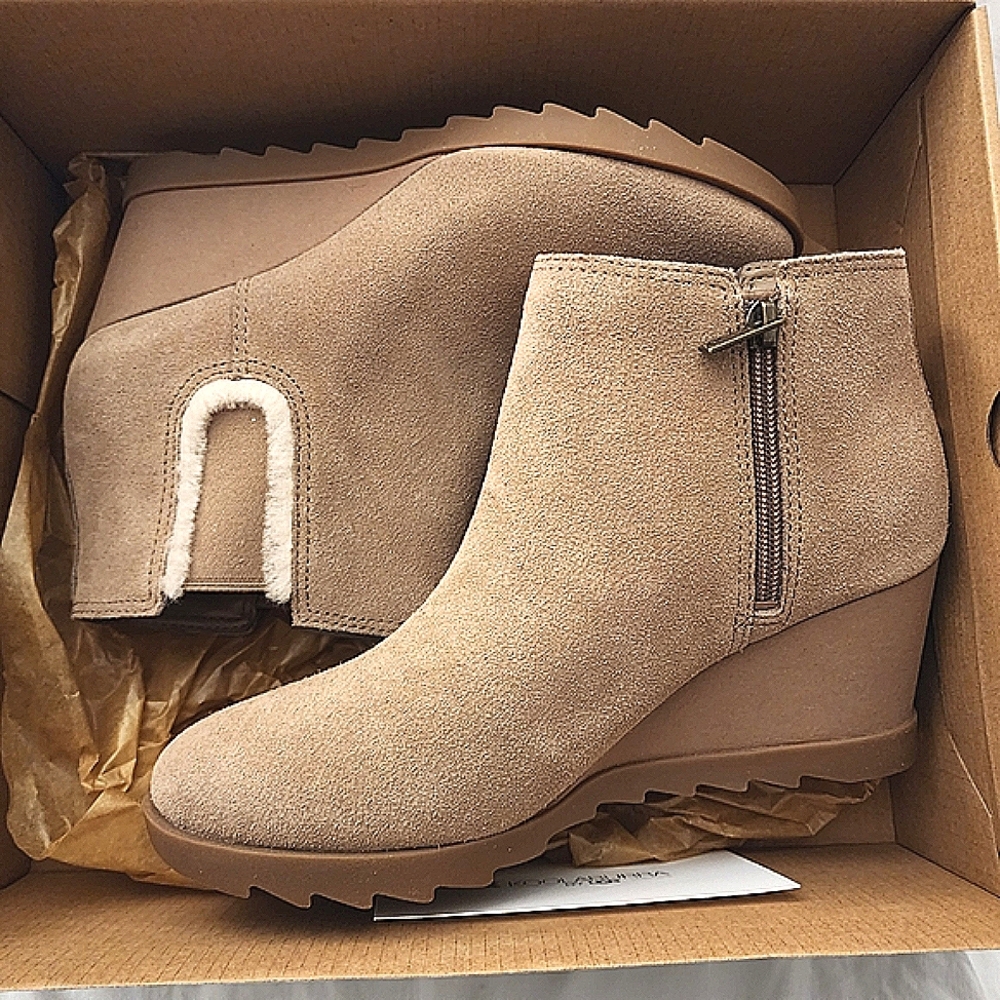 Koolaburra Yonela Tan Ankle Boots with Wedge Heel and Side Zipper